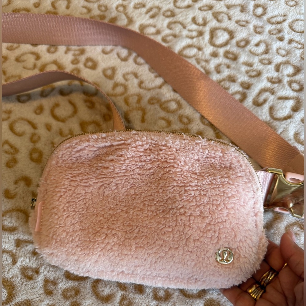 Lululemon Athletica Blush Pink Sherpa Everywhere
Belt Bag 1L Women’s - Picture 10 of 11